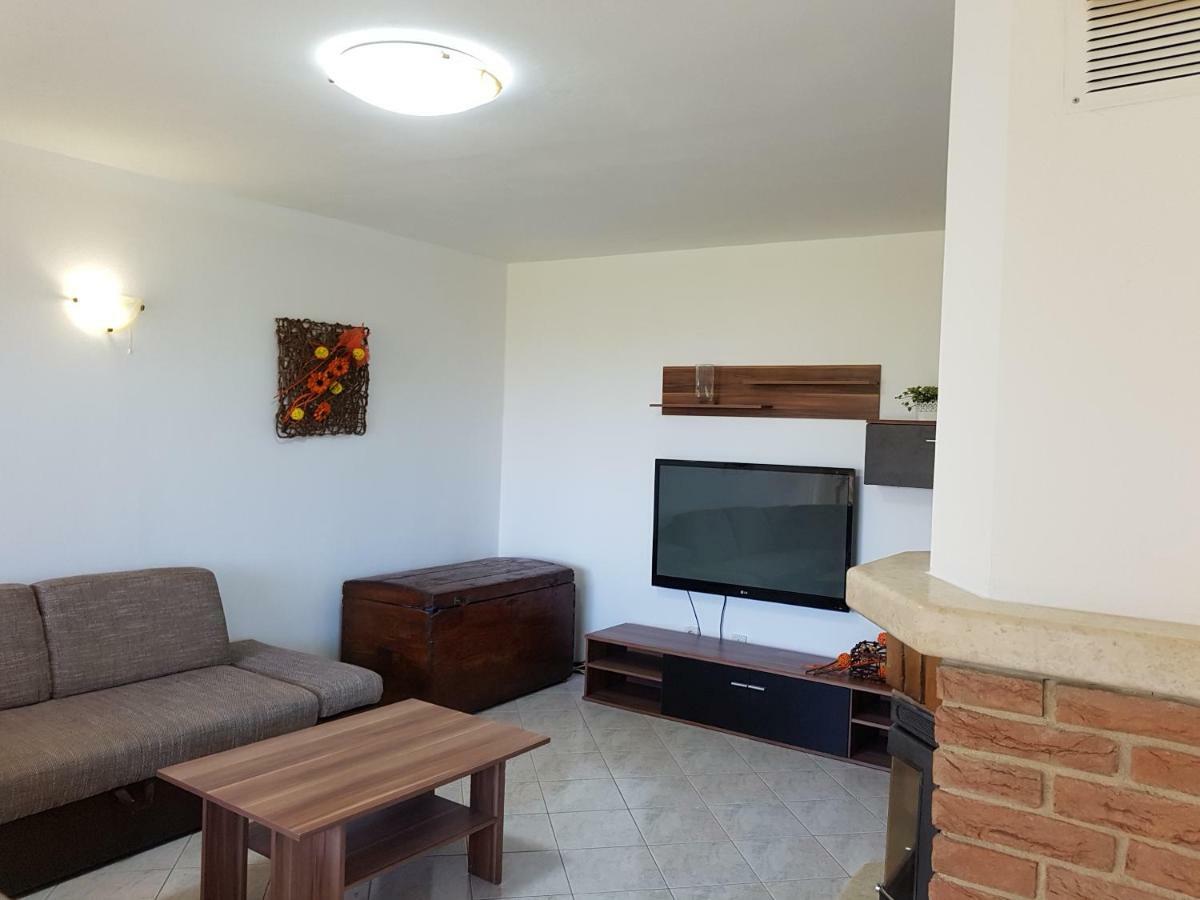 Apartman Roberta Лабин Екстериор снимка